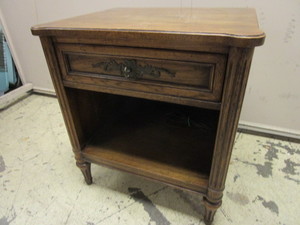 lot 329 image: HENREDON FINE FURNITURE END TABLE