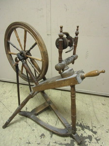 lot 341 image: ANTIQUE SPINNING WHEEL