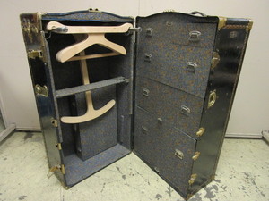 lot 342 image: VINTAGE OVERLAND STEAMER WARDROBE TRUNK