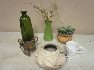 lot 355 image: STEVEN KAYE POTTERY, SIGNED AND NUMBERED, OTHER ASSORTED HOME DECOR, ART GLASS VASES, MORE