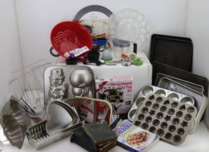 Cooking Lot of Pans, Books & Misc�