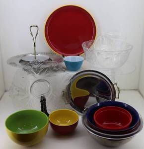 Porcelain & Plastic Bowls & Serving Trays