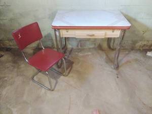 lot 133 image: Retro Metal-Top Table with Chair