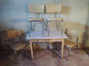 lot 135 image: Retro Metal-Top Table with Four Chairs