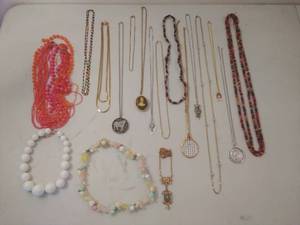 lot 104 image: TONS of Vintage Necklaces