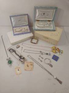 lot 106 image: Collection of Vintage Costume Jewelry
