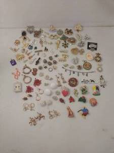 lot 107 image: Collection of Vintage Brooches & More