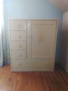 lot 115 image: Vintage Childrens Dresser