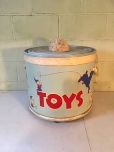 lot 206 image: Old Janie Products Toy bin