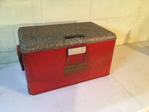 lot 207 image: Old Hiawatha Gambler Cooler
