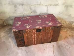 lot 223 image: Vintage Chest