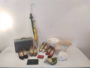 lot 23 image: Collection of Vintage Accessories