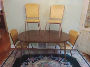 lot 10 image: Vintage Dining Table & Four Chairs