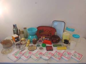 lot 28 image: Collection of Vintage Kitchenware
