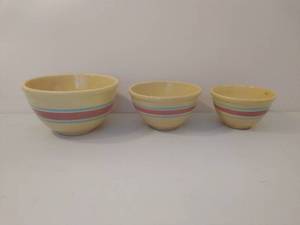 lot 30 image: Three Vintage Watt Nesting Bowls