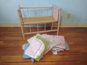 lot 48 image: Vintage Doll Crib