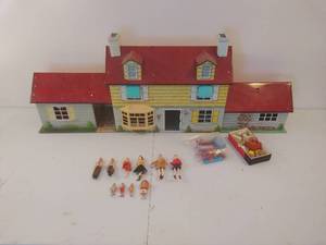 lot 59 image: Vintage Metal Doll House with Accessories
