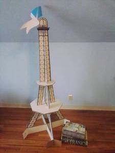 lot 77 image: Cardboard Eiffel Tower & French Decor