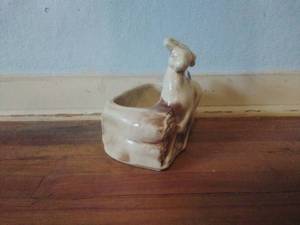 lot 79 image: Vintage Shawnee Planter Vase