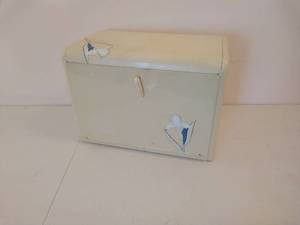 lot 88 image: Vintage Metal Kreamer Bread Box