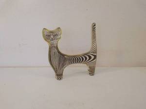 lot 93 image: Vintage MCM Lucite Cat Figurine