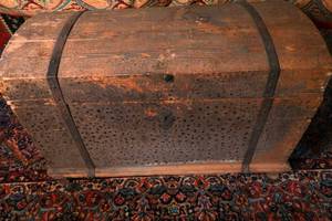 lot 19 image: Antique roll-top trunk