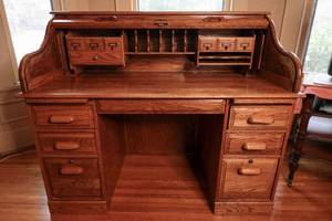 lot 16 image: Solid Oak Rolltop Desk