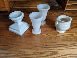 lot 45 image: Four pieces of white glassceramic