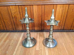 lot 41 image: Antique Handcrafted Brass Hindu Temple Oil Lamp