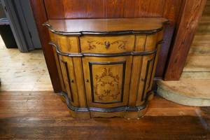 lot 9 image: Victorian Style CredenzaBuffet
