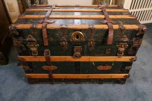 lot 25 image: Treasure Chest Trunk
