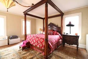 lot 1 image: Four-poster Henredon Natchez Collection Mahogany King bed frame