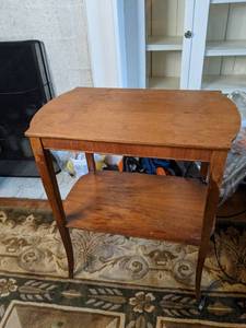 lot 28 image: Vintage End Table Night Stand