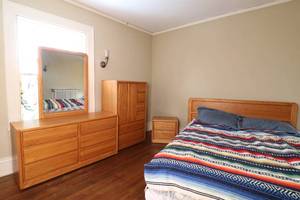 lot 30 image: American Oak 4 Piece Bedroom Set