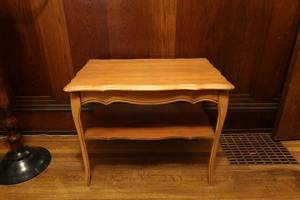 lot 21 image: End Table