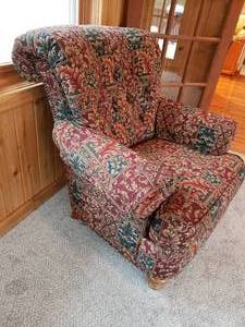lot 6 image: Flexsteel Leaf patch pattern chair