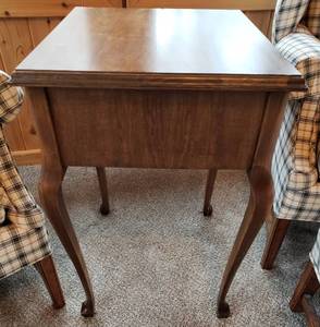 lot 9 image: Oak table plant stand