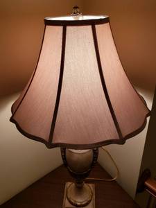 lot 20 image: Urn style Roman inspired lamp