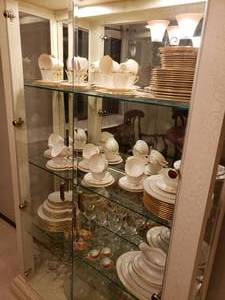 lot 3 image: Curio cabinet