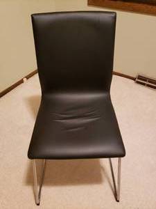 lot 28 image: Office Desk 47 x 28 38 with leather chair.