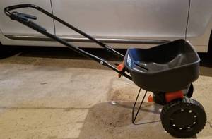 lot 87 image: Scotts Turf Builder with edge guard