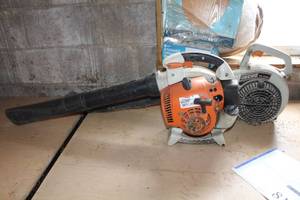 lot 812 image: Lot of (2) Stihl Gas-Powered Blower BG86C, Echo Gas-Powered Blower ES-1000