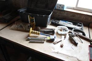 lot 863 image: WorkForce Plastic Tool Box 19, Punch, Extensions, Putty Knife, Pry Bar, Portable Vise, Wire Brush, Trowel, and more
