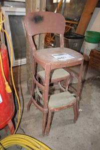 lot 840 image: Metal 2-Step Step Stool Chair