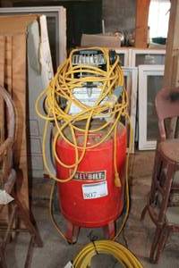 lot 807 image: Wel-Bilt Electric Air Compressor 20-Gallon with Hose
