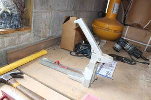 lot 870 image: Bostitch Carton Stapler