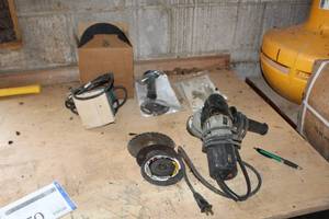 lot 869 image: Bosch Sander 3289D, Porter-Cable 5 HD VS Random Orbit Sander 7335, Sanding Discs 7x78 (1 Box)