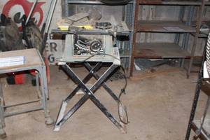 lot 802 image: Delta Bench Saw 10 36-540