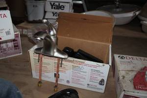 lot 906 image: Delta Single Handle Lavatory Faucet with Pop-Up Brilliance Finish 544-NNWF