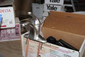 lot 907 image: Delta Single Handle Lavatory Faucet with Pop-Up Brilliance Finish 544-NNWF